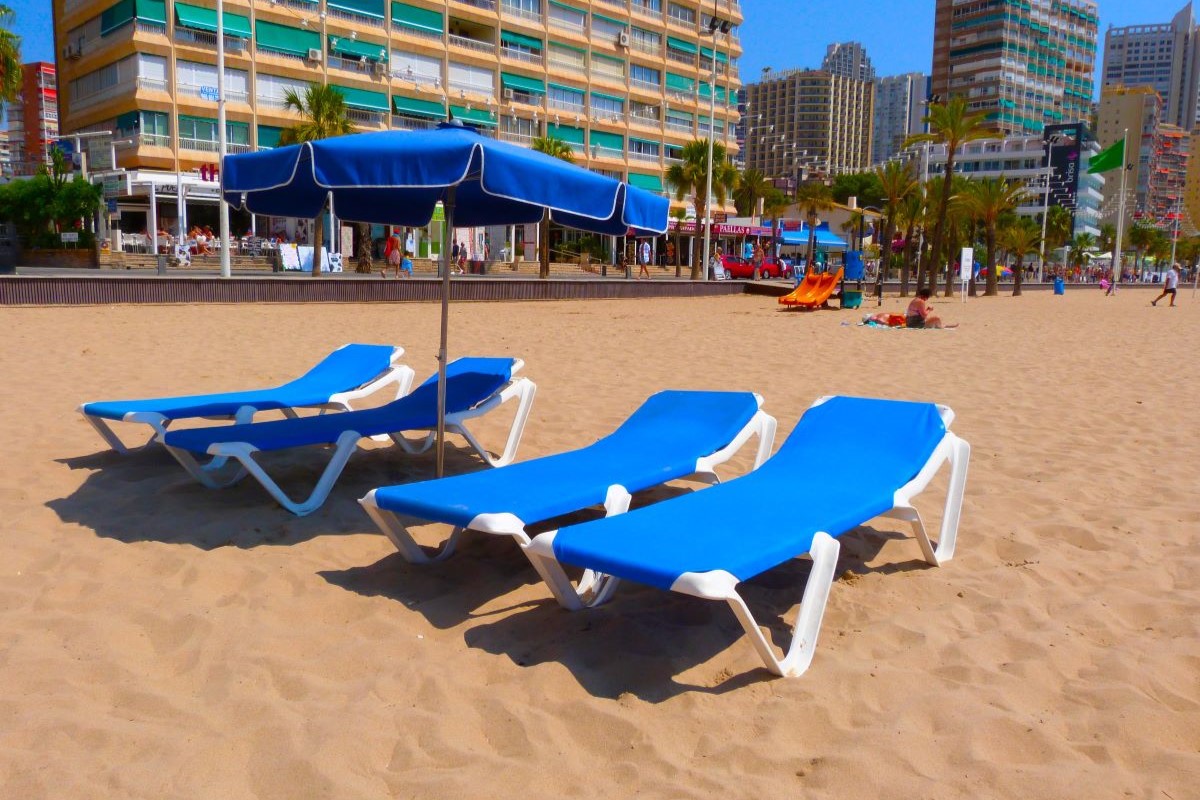 Benidorm Levante guide - sunbeds and parasols to hire by the day
