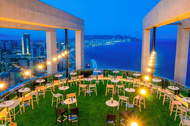 Gran Bali Hotel in Benidorm - top floor sky bar