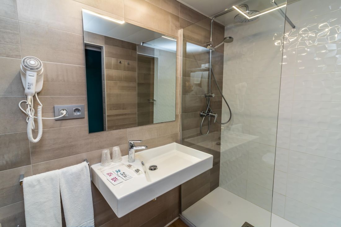 Hotel Cuco Benidorm - bathroom